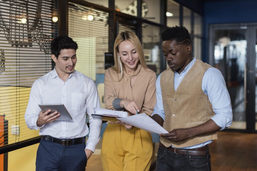 Grupo trabalhando em análise de documentos, setor de serviços SAP Business One